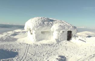 Hütte nach Schneesturm