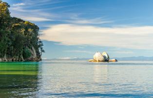 Neuseeland shutterstock New Zealand_Abel Tasman National Park_SplitAppleRock_shu