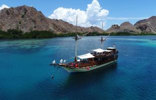 Indonesien shutterstock Asien_Indonesien_Flores_LabuanBajo_PhinisiBoat_shutterst