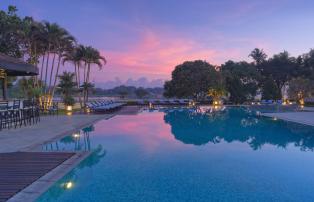 Asien Vietnam Hue Azerai La Residence Swimming Pool 3_1920