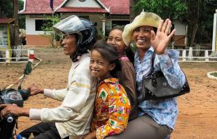 Asien Kambodia Asian Trails Cambodia - Family on motorbike_1920