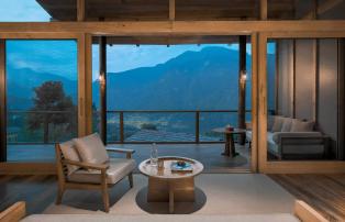 Asien Bhutan SixSenses_Punakha Lodge_Suite_bedroom_at_Punakha2_[8219-A4]_1920