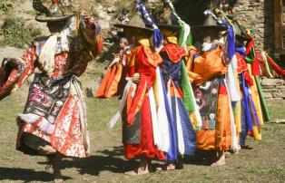 Asien Bhutan Radehose_Ecke AS_ERH_Kleines_Klosterfest_Taenzer[1]_1920