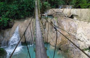 Laos shutterstock Asien_Laos_Kuangsi_NahmDongPark_HangingBridge_shutterstock_192