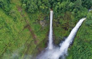 Laos shutterstock Asien_Laos_Pakse_BolavenPlateau_TadFaneWaterfall_shutterstock_