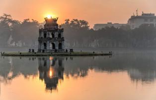 Vietnam Shutterstock Vietnam_Hanoi_Hoan Kiem Lake_Abend_shutterstock_1920