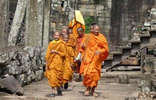 Asien Kambodia Asian Trails Siem Reap - Monks at Angkor Wat_1920