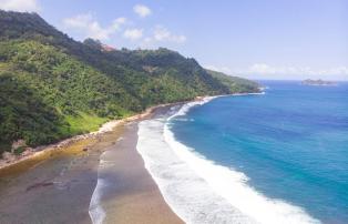 Indonesien shutterstock Asien_Indonesien_Ijen_PantaiPulauMerahBeach_Overview_shu