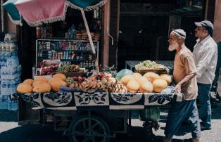 Marokko unsplash Marrakech_Strassenszene_Obstkarren_unsplash_1920