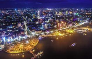 Indonesien shutterstock Asien_Indonesien_Makassar_AerialView_Night_shutterstock_