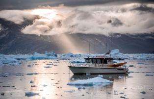 Europa Grönland Camp Kiattua Camp_Kiattua_Transport_closed_boat_Photo_Ravens_Eye