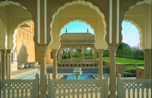 Asien Indien Jaipur The Oberoi Rajvilas TORV Baradari at entrance_1920