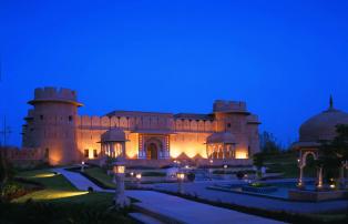 Asien Indien Jaipur The Oberoi Rajvilas TORV entrance - Evening_1920