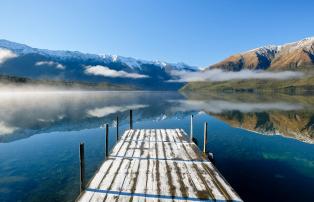 Neuseeland shutterstock New Zealand_Lake_Rotoiti_Steg_shutterstock_1920