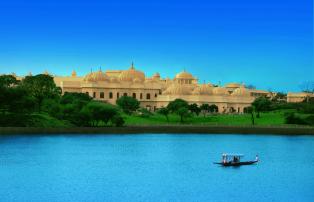 Asien Indien Udaipur The Oberoi Udaivilas TOUV Shikara on side Lake Pichola_1920