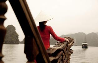 Asien Vietnam Asian Trails Halong Bay - Woman in traditional dress (7)_1920