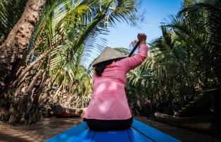 Asien Vietnam Asian Trails Mekong Delta - Woman in boat (2)_1920
