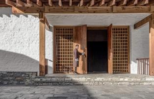 Asien Bhutan Amankora Paro Lodge Amankora, Bhutan - Paro Main Courtyard and Entr
