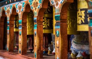 Asien Bhutan SixSenses_Paro Kyichu_Lhakhang_prayer_wheels_[8072-A4]_1920