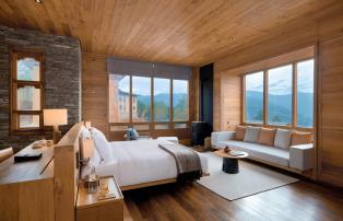 Asien Bhutan SixSenses_Paro Lodge_Suite_bedroom_at_Paro_[8075-A4]_1920