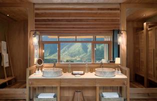 Asien Bhutan SixSenses_Punakha Lodge_Suite_bathroom_at_Punakha_[8217-A4]_1920