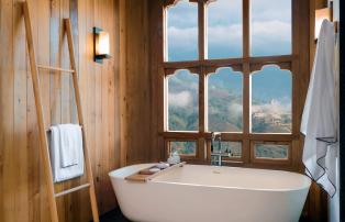 Asien Bhutan SixSenses_Timphu Lodge_Suite_bathtub_at_Thimphu_[8093-A4]_1920