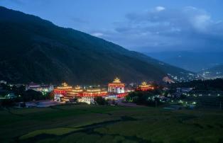 Asien Bhutan SixSenses_Timphu Thimphu_Dzong_from_distance_[8209-A4]_1920