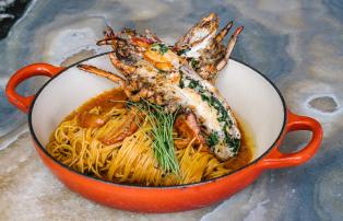 Asien Singapur The Fullerton Port Fairy La Brasserie Lobster A LAmericaine_1920
