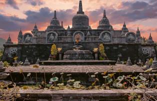 Indonesien shutterstock Asien_Indonesien_Bali_BrahmaViharaArama_Sunset_shutterst