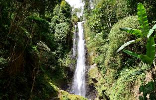 Indonesien shutterstock Asien_Indonesien_Bali_Ubud_MundukVillage_Waterfall_shutt