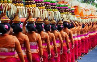 Indonesien shutterstock Asien_Indonesien_Bali_Ubud_OfferingProcession_shuttersto