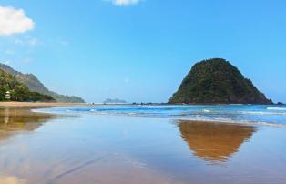 Indonesien shutterstock Asien_Indonesien_Ijen_PantaiPulauMerahBeach_Panorama_shu