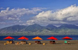 Indonesien shutterstock Asien_Indonesien_Ijen_PantaiPulauMerahBeach_Umbrellas_sh