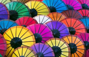 Laos shutterstock Asien_Laos_LuangPrabang_NightMaket_Umbrellas_shutterstock_1920