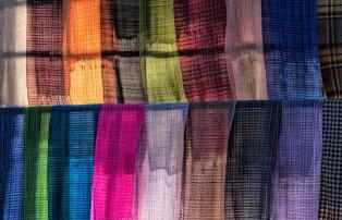 Myanmar shutterstock Asien_Myanmar_InleLake_Market_Scarves_shutterstock_1920