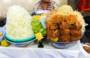 Myanmar shutterstock Asien_Myanmar_Yangon_BogyokeMarket_Streetfood_shutterstock_