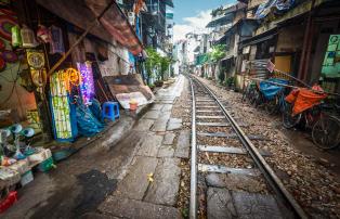 Vietnam Shutterstock Vietnam_Hanoi_Street market_Train_shutterstock_1920