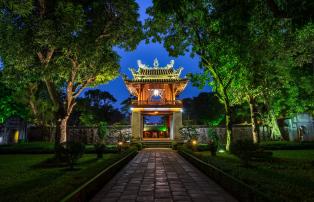 Vietnam Shutterstock Vietnam_Hanoi_Tempel der Literatur_Nacht_shutterstock_1920