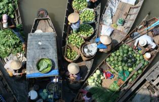 Vietnam Shutterstock Vietnam_Mekong Delta_floating market_Boote_shutterstock_192