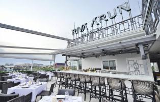 Asien Thailand Bangkok Riva Arun Above Riva Rooftop Rest_Bar_day_1920