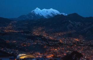 Bolivien La Paz bei Nacht_unsplash