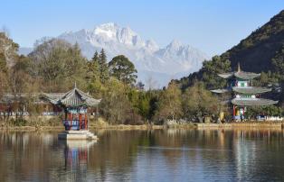 Asien China Lijiang Amandayan Amandayan, China - Lijang Black Dragon Lake_High R