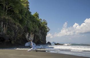 Asien Indonesien Bali Amankila Amankila, Indonesia - Yoga on the Beach_High Res_