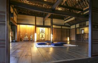 Asien Japan Nara Sasayuri Ann Villa 1 view of main Irori room from entrance room