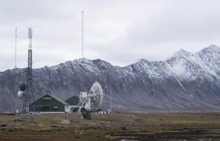 Europa Norwegen Spitzbergen Isfjord Radio Adventure Hotel Isfjojrdradio_summer_B