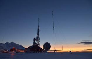 Europa Norwegen Spitzbergen Isfjord Radio Adventure Hotel IsfjordRadio_Winter_Ba