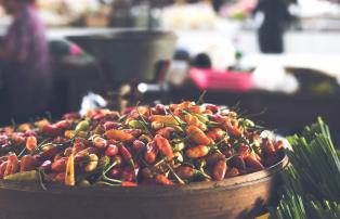 Asien Indonesien Bali - Organic chillies at wet market_1920