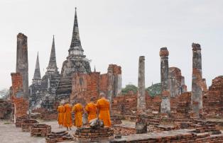 Asien Thailand Ayutthaya - Young Buddhist monks (2)_1920