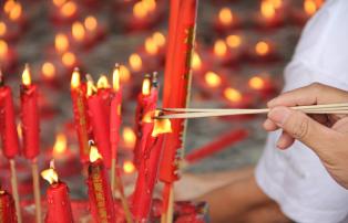 Asien Thailand Bangkok - Lighting incense at local temple_1920