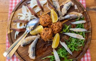 DESTINATIONS & EXPERIENCES PHOTOS Mediterranean Food